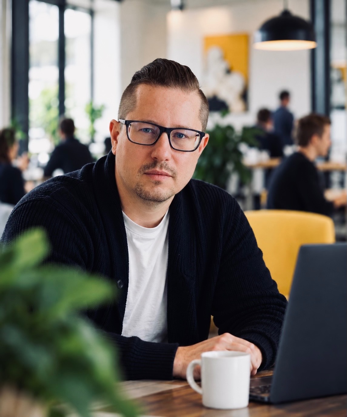 Peter Brundenius at work in a café setting